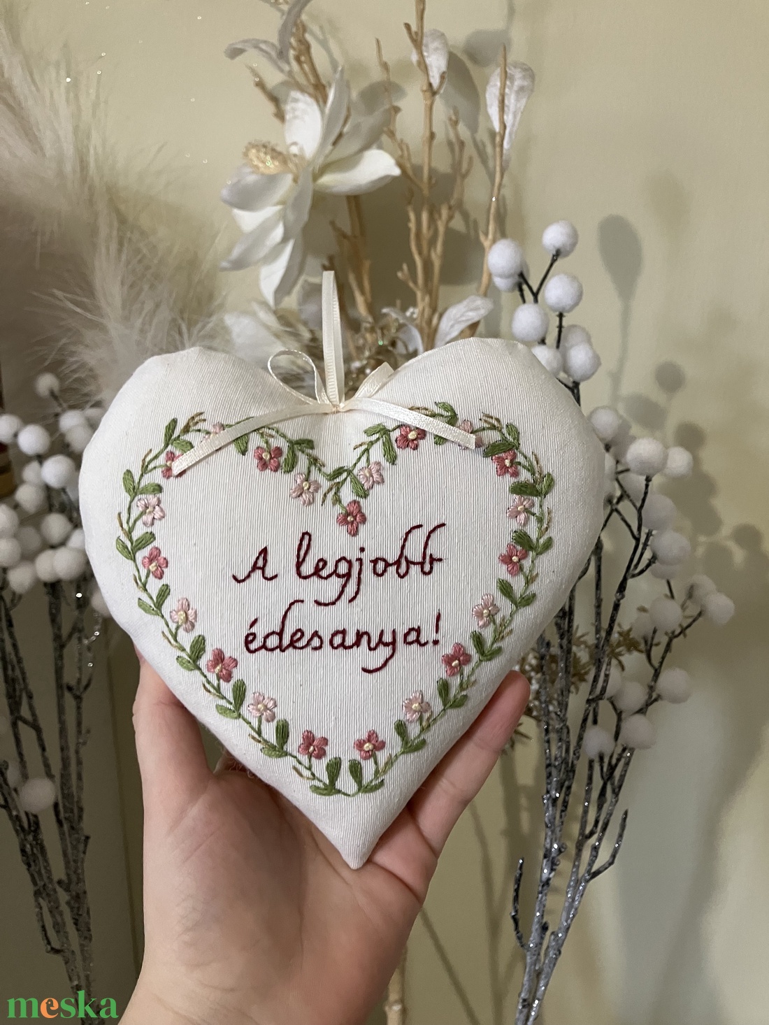 Szív alakú hímzéssel díszített anyák napi ajándék - otthon & életmód - dekoráció - fali és függő dekoráció - függődísz - Meska.hu
