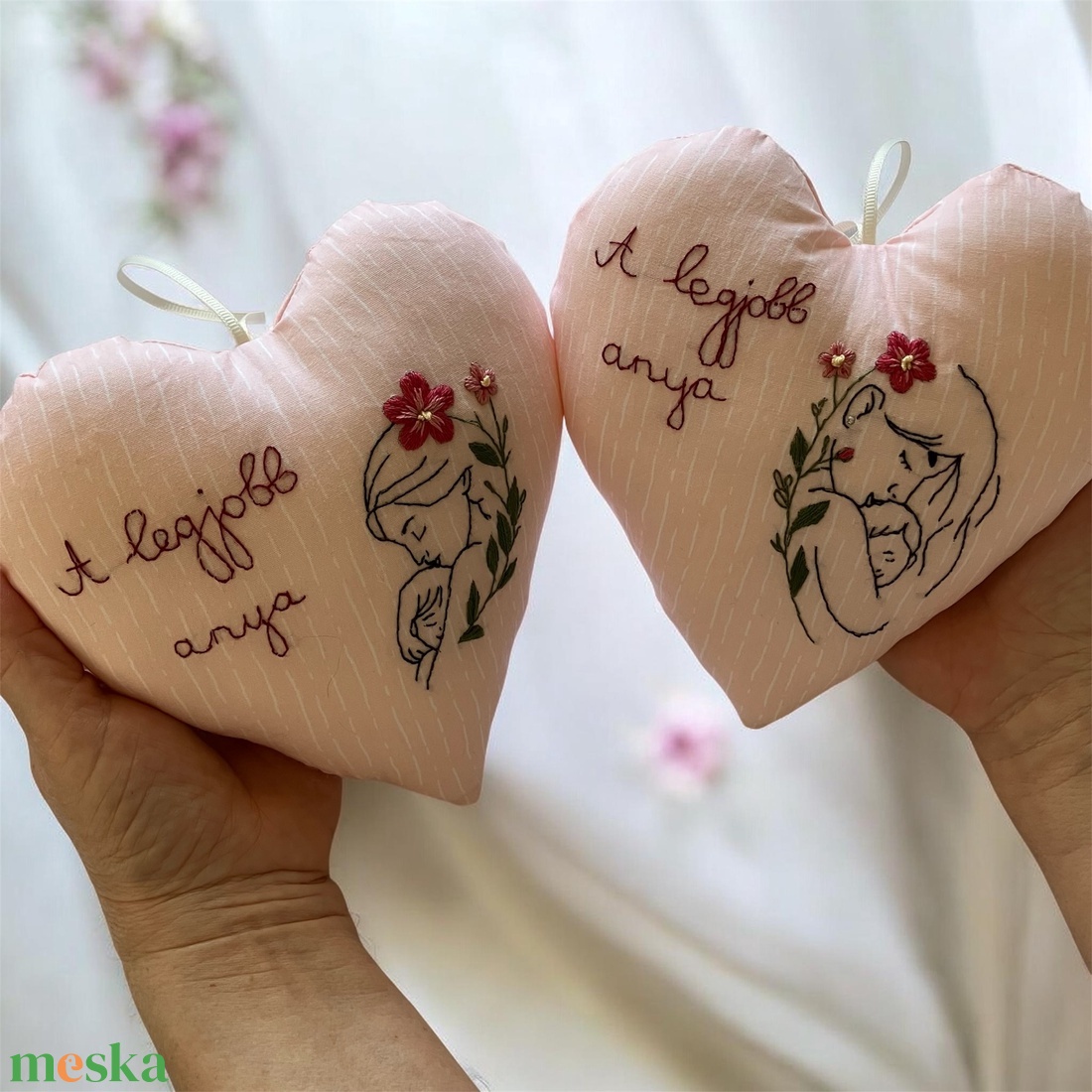 Szív alakú hímzéssel díszített anyák napi ajándék - otthon & életmód - dekoráció - fali és függő dekoráció - függődísz - Meska.hu