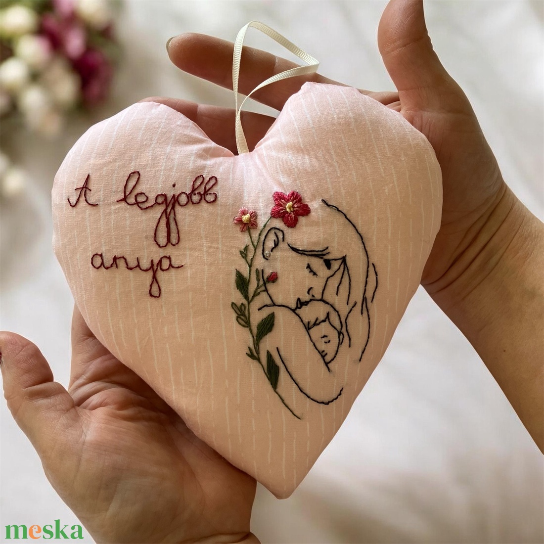 Szív alakú hímzéssel díszített anyák napi ajándék - otthon & életmód - dekoráció - fali és függő dekoráció - függődísz - Meska.hu