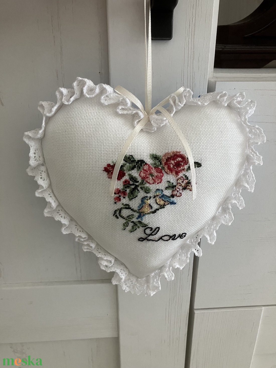 Szív alakú, keresztszemes hímzéssel díszített anyák napi ajándék - otthon & életmód - dekoráció - fali és függő dekoráció - függődísz - Meska.hu