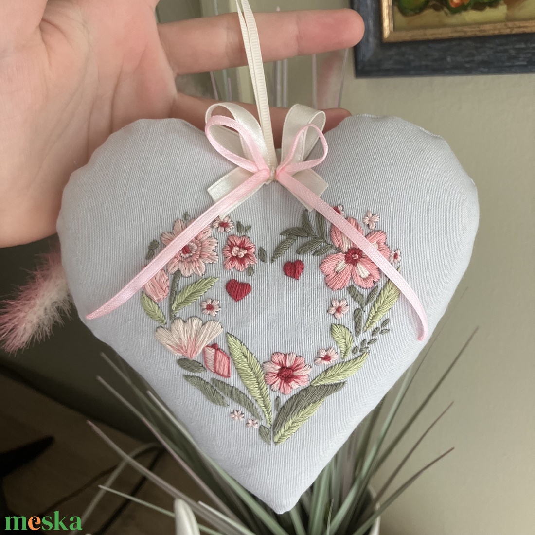 Szív alakú, modern hímzéssel díszített anyák napi ajándék - otthon & életmód - dekoráció - fali és függő dekoráció - függődísz - Meska.hu