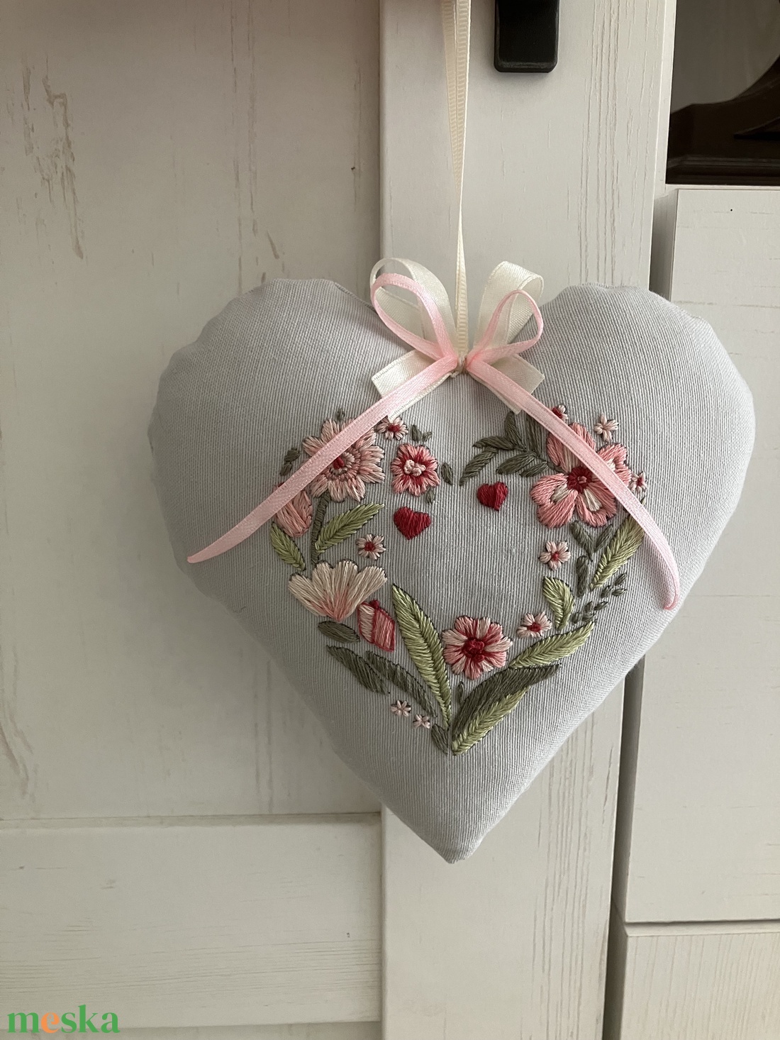 Szív alakú, modern hímzéssel díszített anyák napi ajándék - otthon & életmód - dekoráció - fali és függő dekoráció - függődísz - Meska.hu