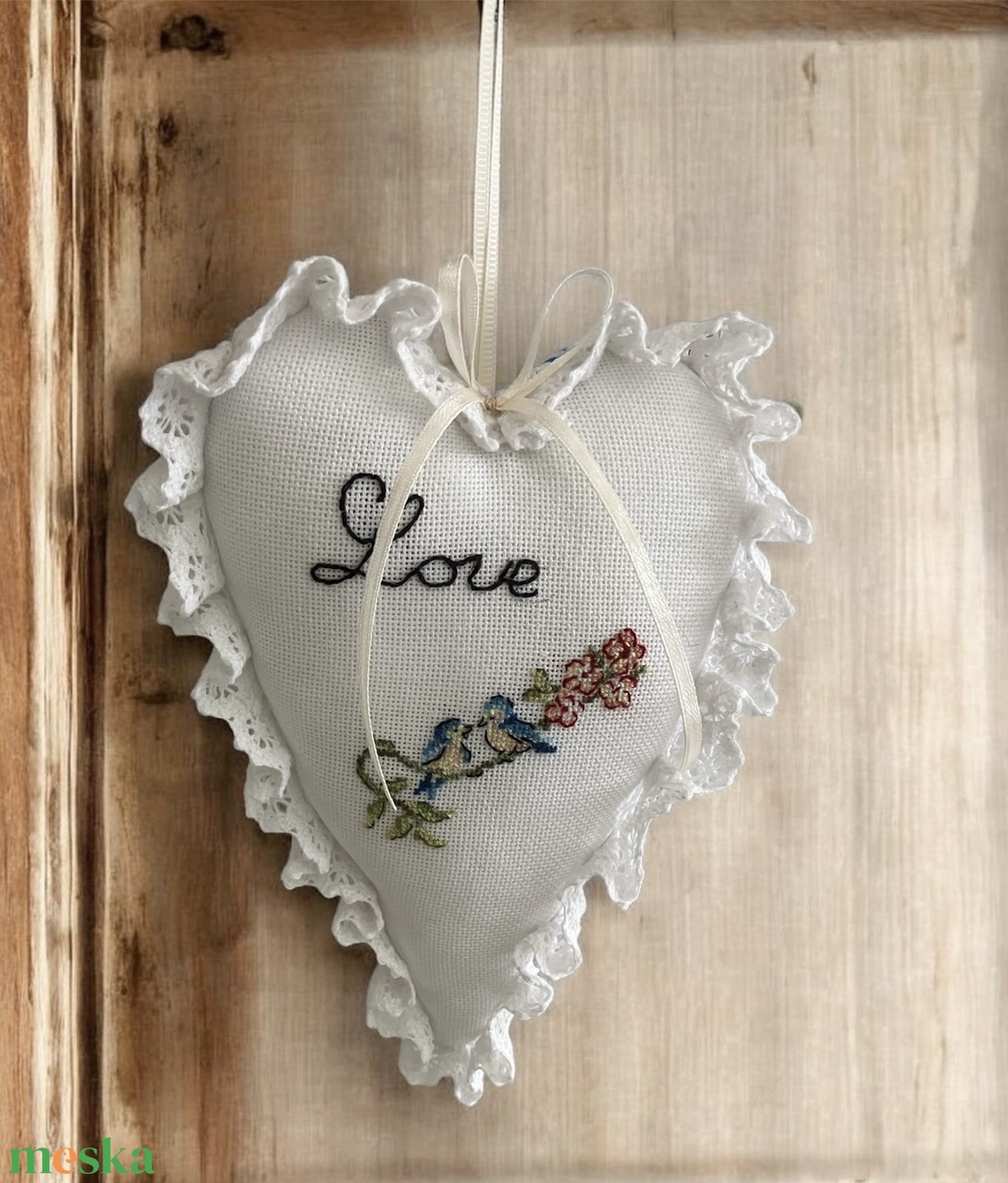 Szív alakú, keresztszemes hímzéssel díszített anyák napi ajándék - otthon & életmód - dekoráció - fali és függő dekoráció - függődísz - Meska.hu