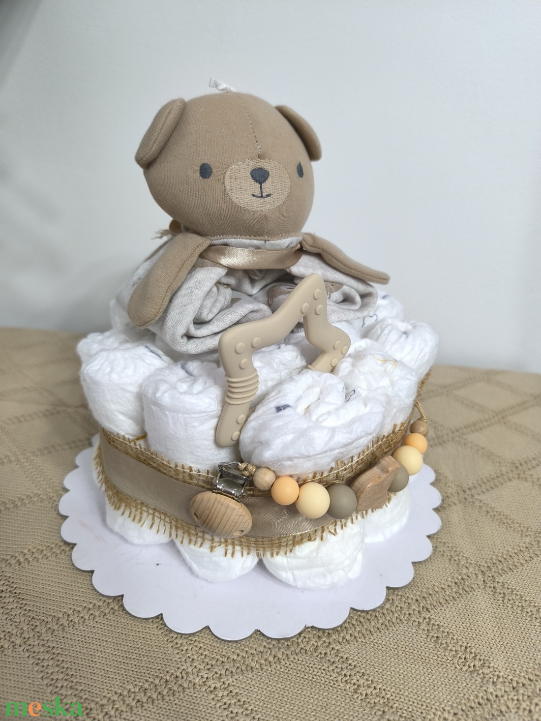 Unisex pelenkatorta natúr színekben  babaajándék kislánynak vagy kisfiúnak - játék & sport - babalátogató ajándékcsomag - Meska.hu