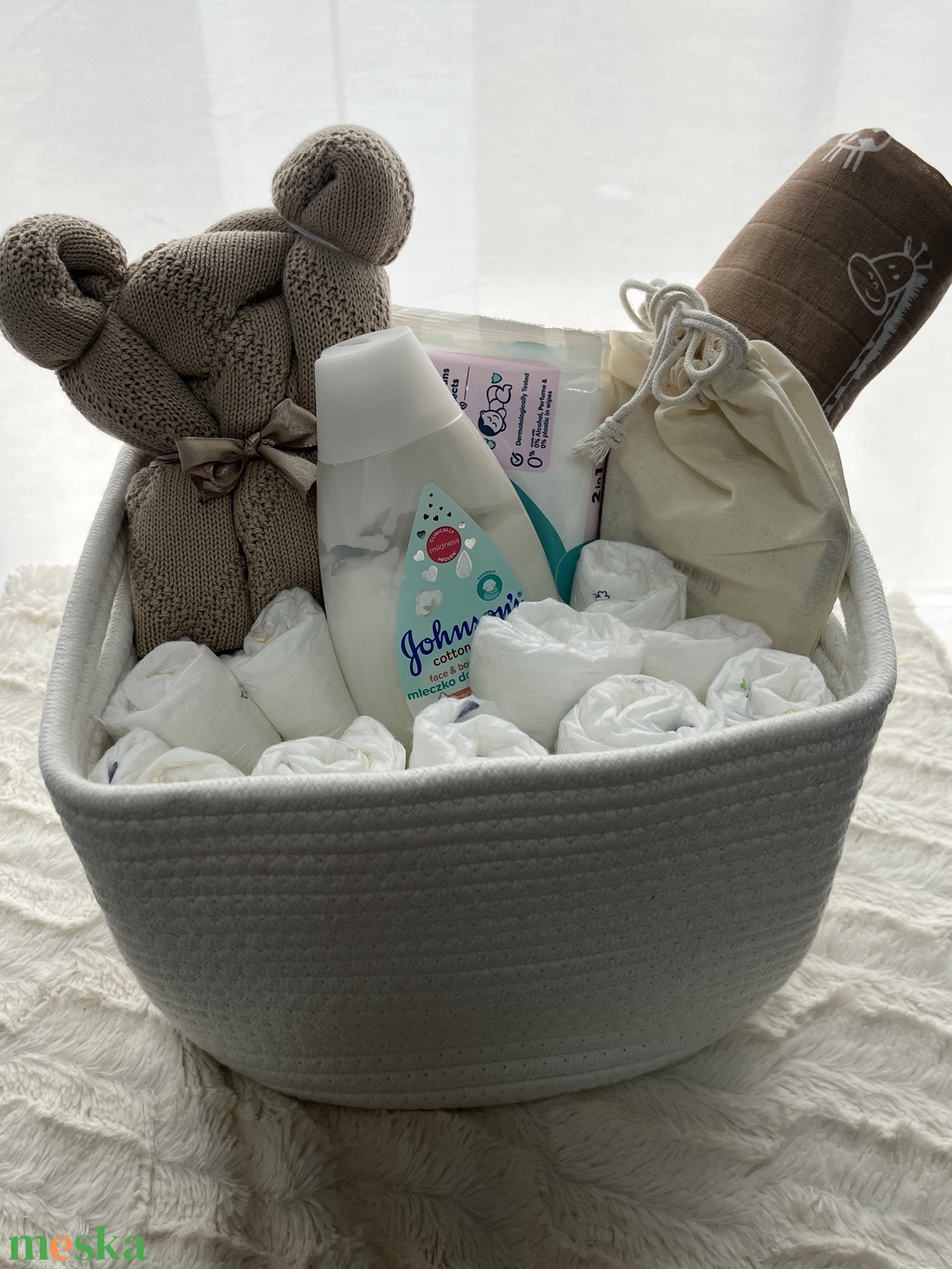 Baba ajándékcsomag fonott kosárban  naturális, unisex összeállítás - játék & sport - babalátogató ajándékcsomag - Meska.hu