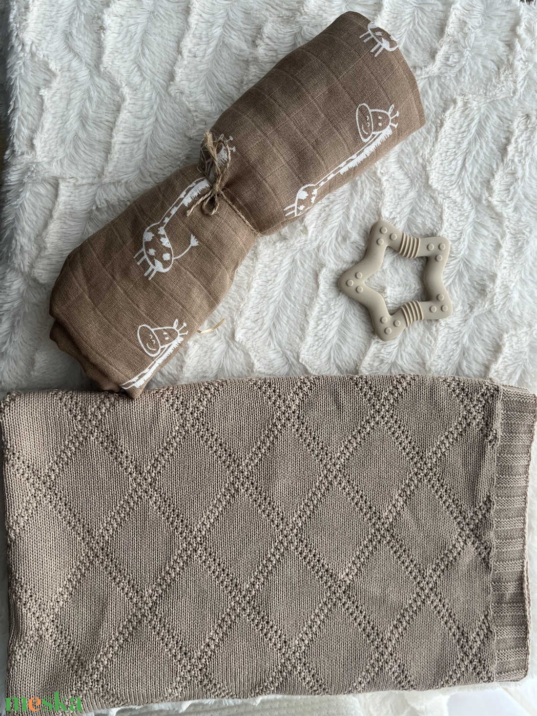 Baba ajándékcsomag fonott kosárban  naturális, unisex összeállítás - játék & sport - babalátogató ajándékcsomag - Meska.hu