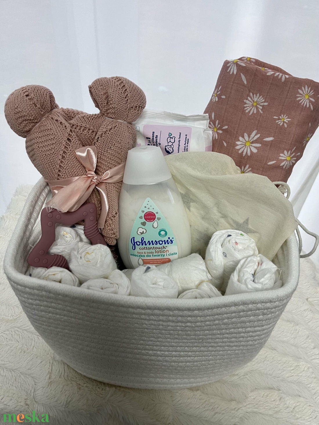 Baba ajándékcsomag fonott kosárban  rózsaszín, lányos összeállítás - játék & sport - babalátogató ajándékcsomag - Meska.hu