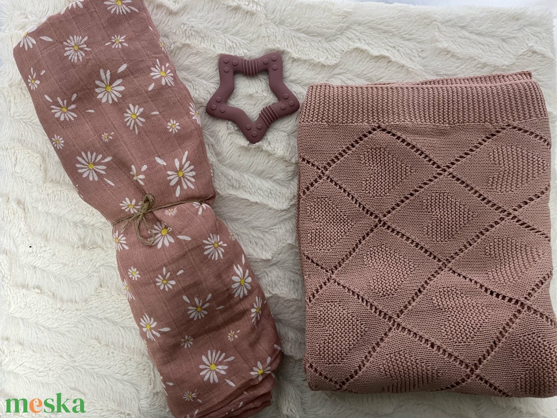 Baba ajándékcsomag fonott kosárban  rózsaszín, lányos összeállítás - játék & sport - babalátogató ajándékcsomag - Meska.hu