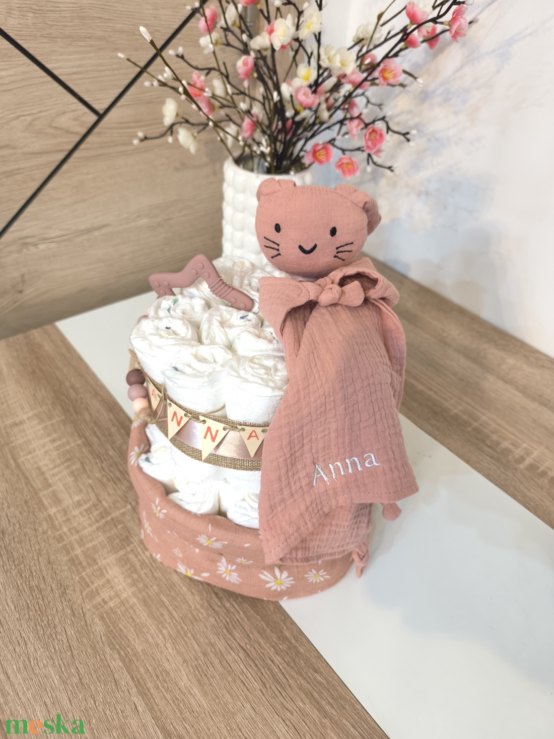 Rózsaszín, natúr stílusú, egyedi pelenkatorta névvel � babalátogató ajándék (2 szintes) - baba - mama - pelenkázó, babafürdető kellékek - pelenkatorta - Meska.hu