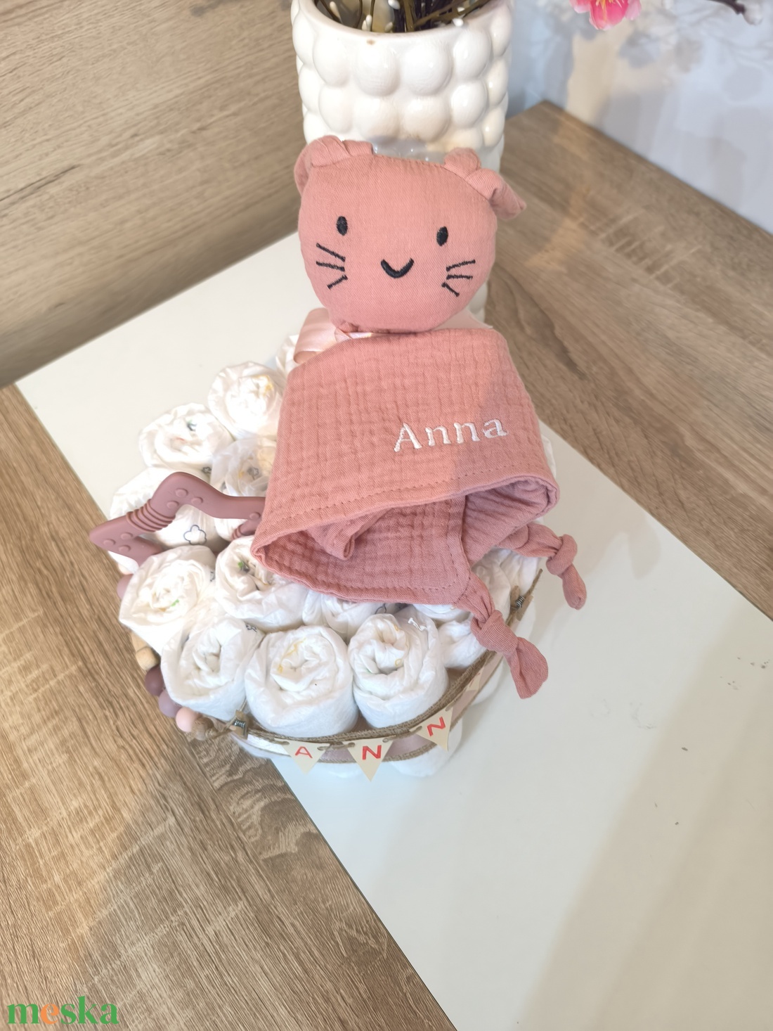 Rózsaszín, natúr stílusú, egyedi pelenkatorta névvel � babalátogató ajándék (1 szintes) - baba - mama - pelenkázó, babafürdető kellékek - pelenkatorta - Meska.hu