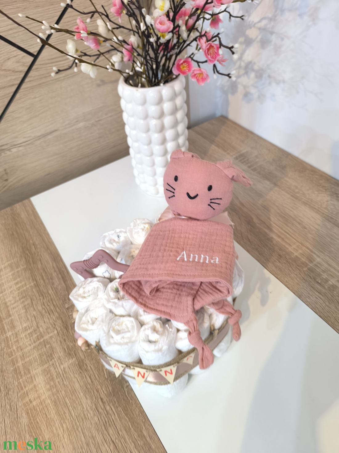 Rózsaszín, natúr stílusú, egyedi pelenkatorta névvel � babalátogató ajándék (1 szintes) - baba - mama - pelenkázó, babafürdető kellékek - pelenkatorta - Meska.hu