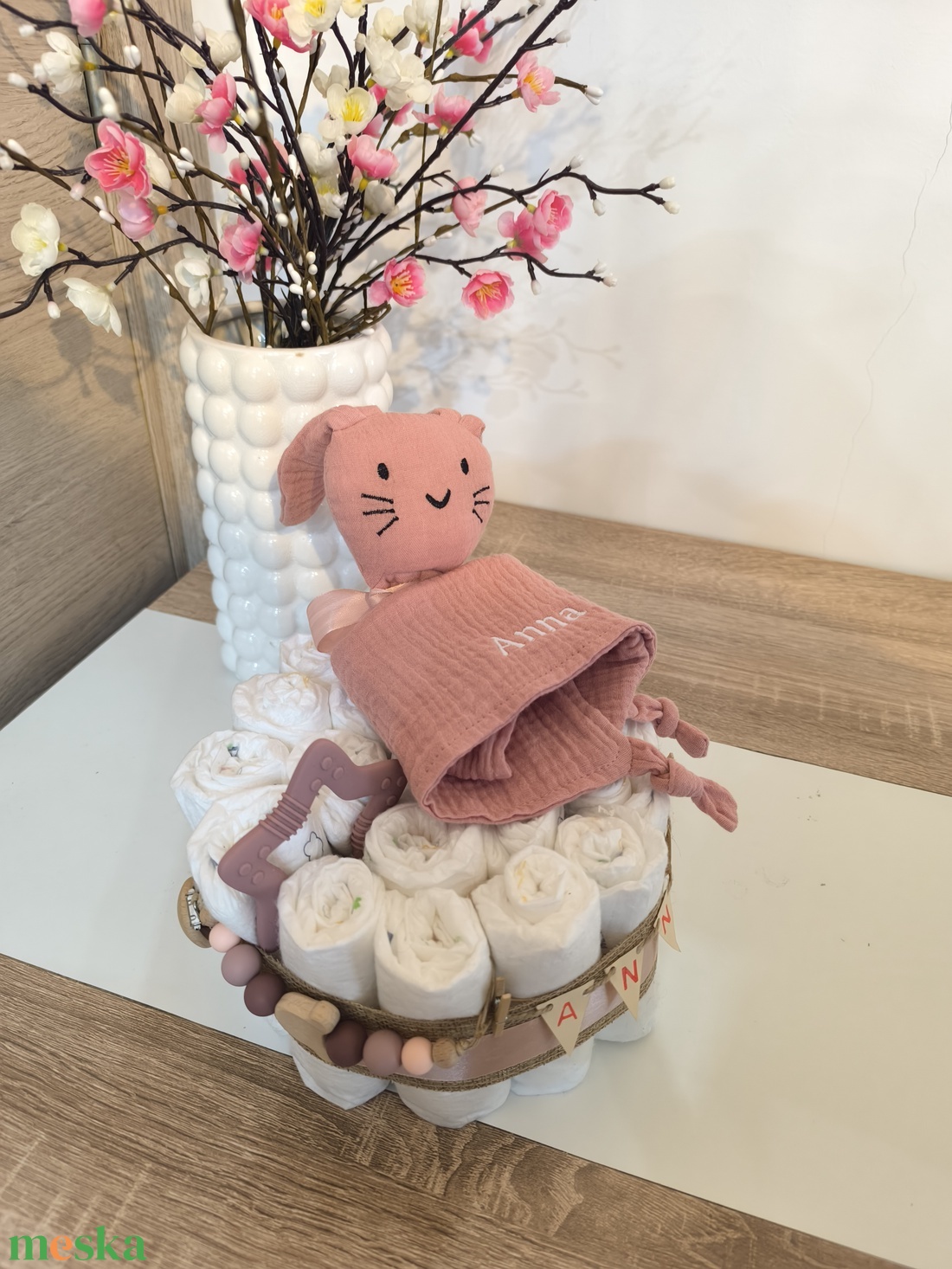 Rózsaszín, natúr stílusú, egyedi pelenkatorta névvel � babalátogató ajándék (1 szintes) - baba - mama - pelenkázó, babafürdető kellékek - pelenkatorta - Meska.hu
