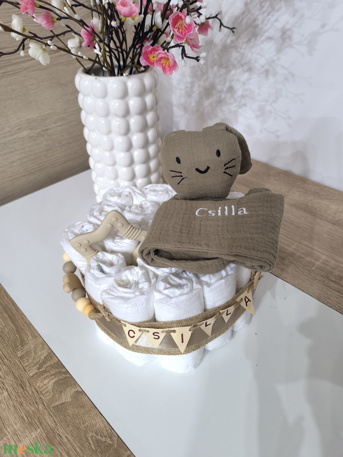 Natúr stílusú, egyedi pelenkatorta névvel � babalátogató ajándék - baba - mama - pelenkázó, babafürdető kellékek - pelenkatorta - Meska.hu