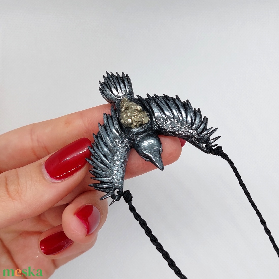Holló / varjú madár amulett nyers pirit ásvánnyal - ékszer - nyaklánc - medálos nyaklánc - Meska.hu