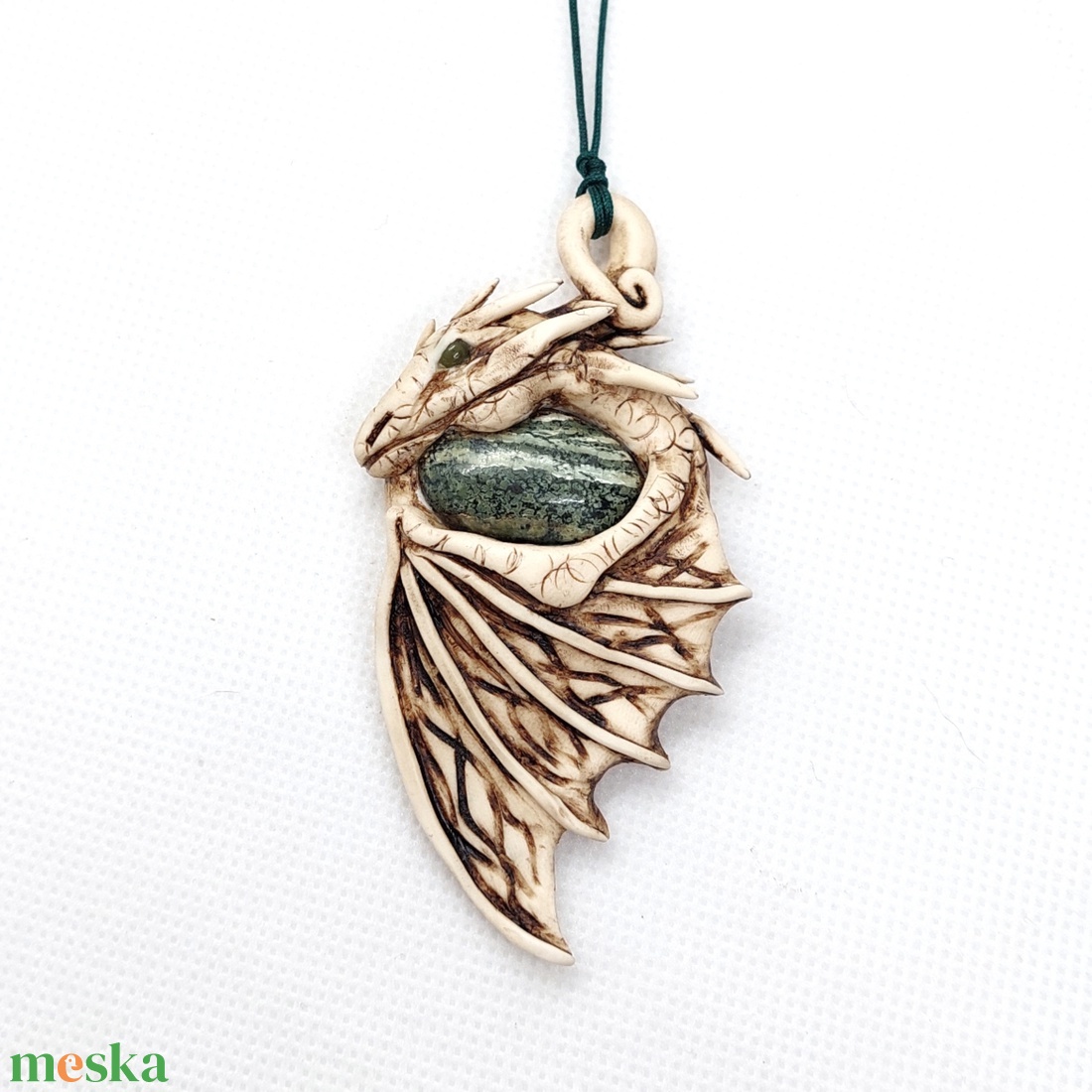 Sárkány amulett szerpentin ásvánnyal - ékszer - nyaklánc - medálos nyaklánc - Meska.hu Sárkány amulett szerpentin ásvánnyal - ékszer - nyaklánc - medálos nyaklánc - Meska.hu