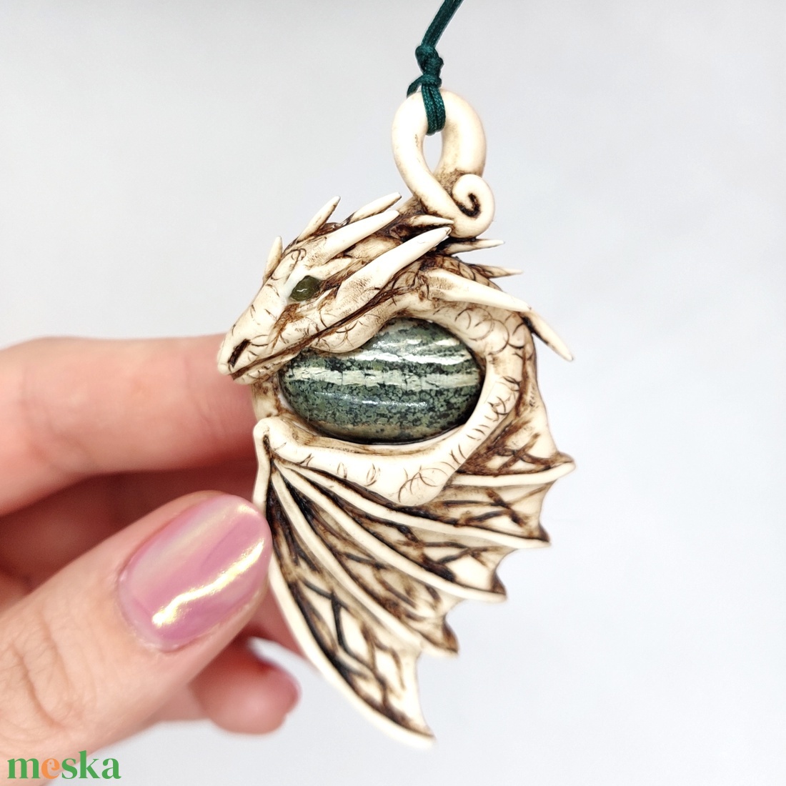 Sárkány amulett szerpentin ásvánnyal - ékszer - nyaklánc - medálos nyaklánc - Meska.hu Sárkány amulett szerpentin ásvánnyal - ékszer - nyaklánc - medálos nyaklánc - Meska.hu