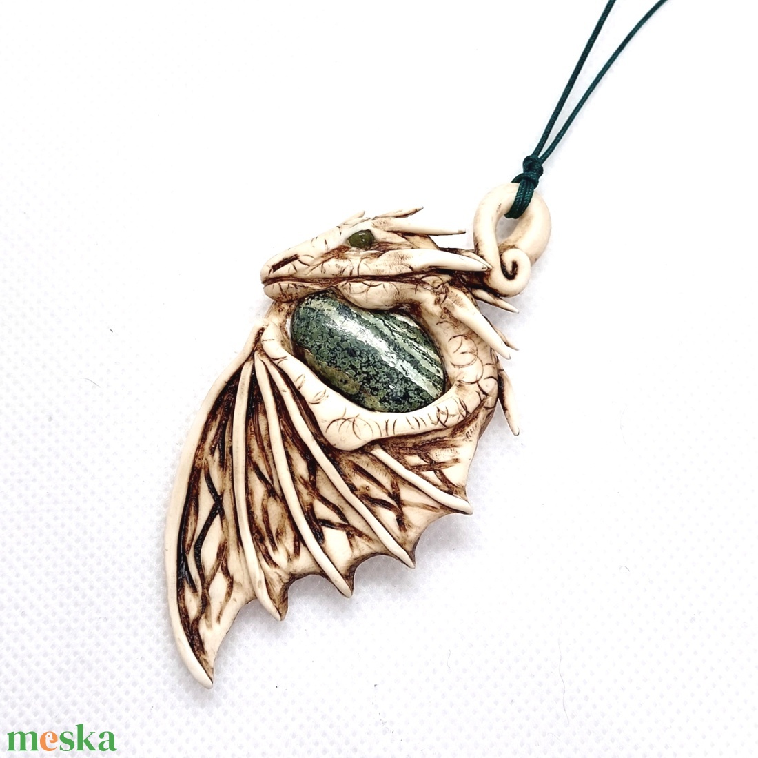 Sárkány amulett szerpentin ásvánnyal - ékszer - nyaklánc - medálos nyaklánc - Meska.hu Sárkány amulett szerpentin ásvánnyal - ékszer - nyaklánc - medálos nyaklánc - Meska.hu