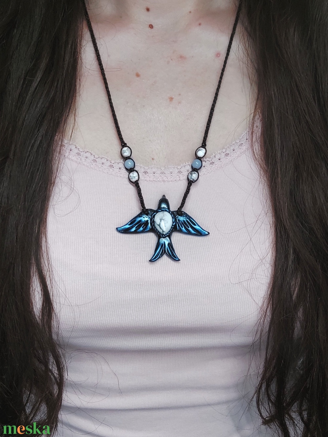Fecske amulett howlit és angelit ásvánnyal  - ékszer - nyaklánc - medálos nyaklánc - Meska.hu