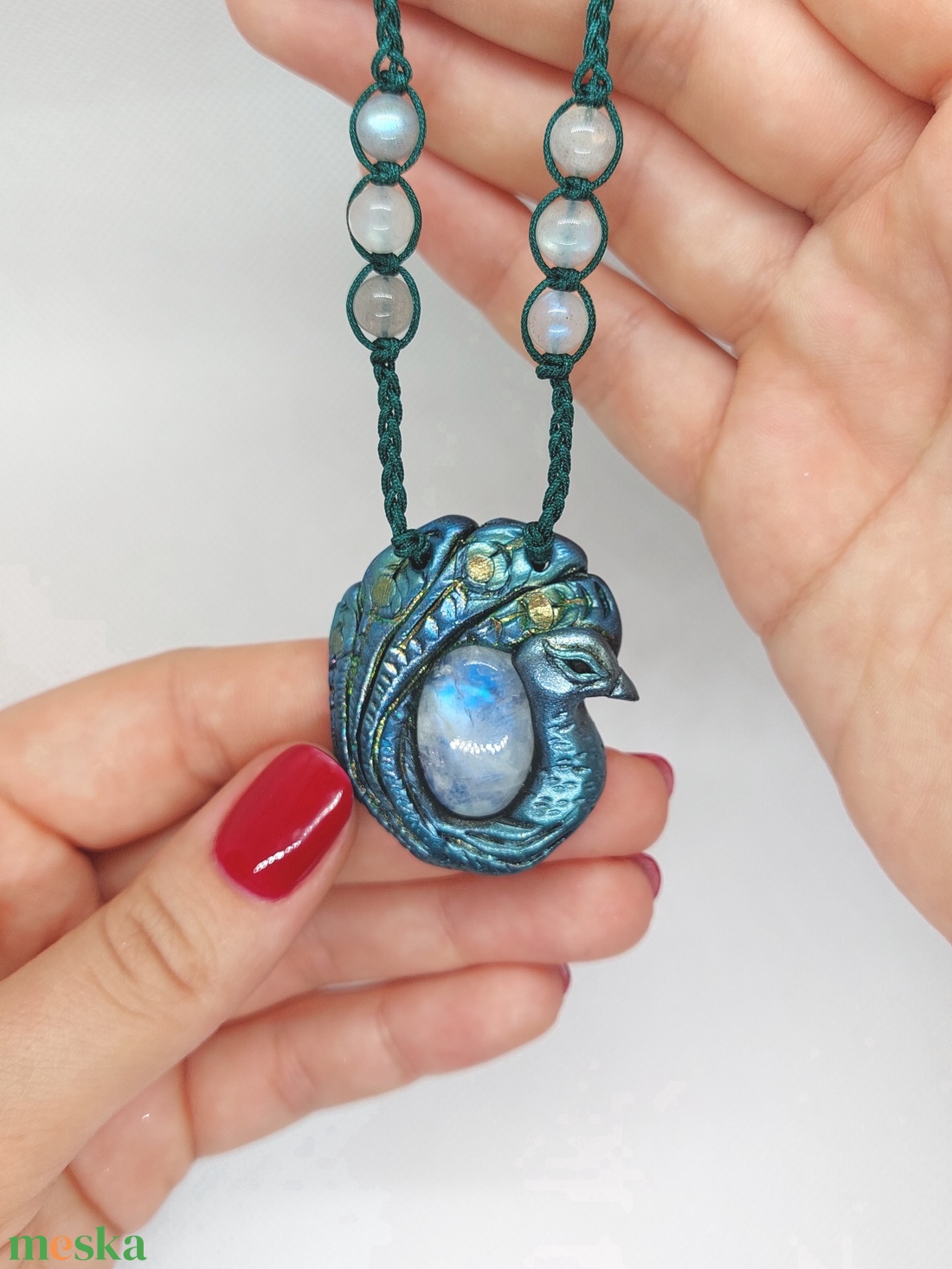 Páva amulett szivárvány holdkővel - ékszer - nyaklánc - medálos nyaklánc - Meska.hu Páva amulett szivárvány holdkővel - ékszer - nyaklánc - medálos nyaklánc - Meska.hu