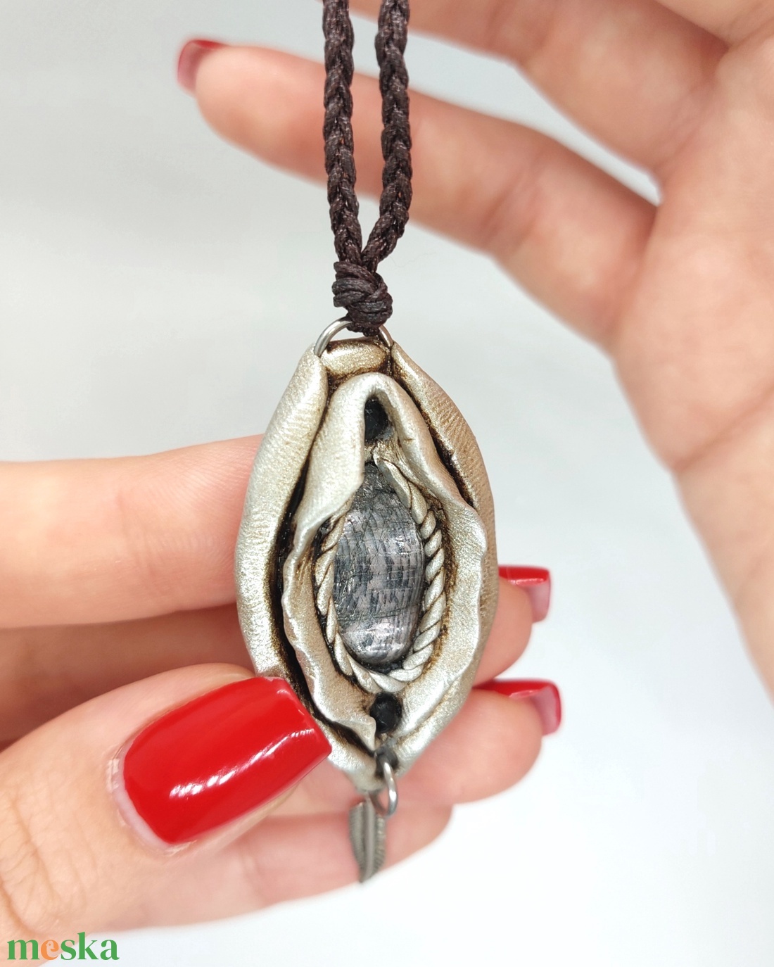 Yoni amulett hiperszténnel és arany obszidiánnal - ékszer - nyaklánc - medálos nyaklánc - Meska.hu Yoni amulett hiperszténnel és arany obszidiánnal - ékszer - nyaklánc - medálos nyaklánc - Meska.hu