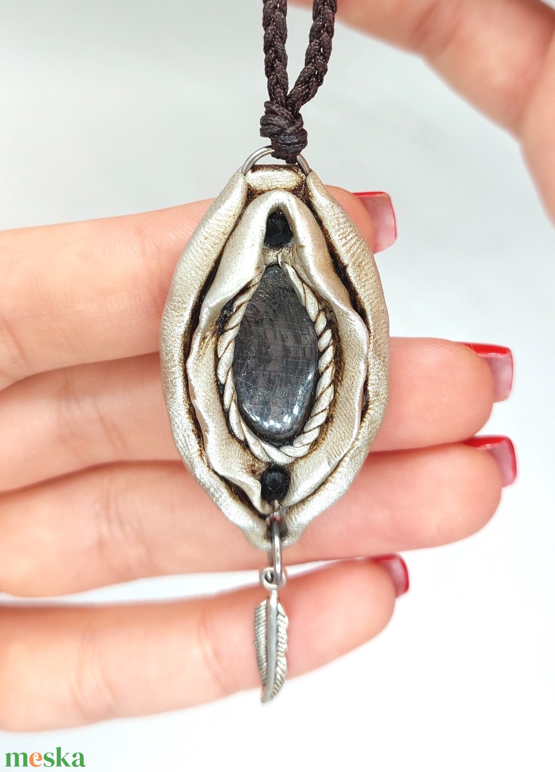 Yoni amulett hiperszténnel és arany obszidiánnal - ékszer - nyaklánc - medálos nyaklánc - Meska.hu Yoni amulett hiperszténnel és arany obszidiánnal - ékszer - nyaklánc - medálos nyaklánc - Meska.hu