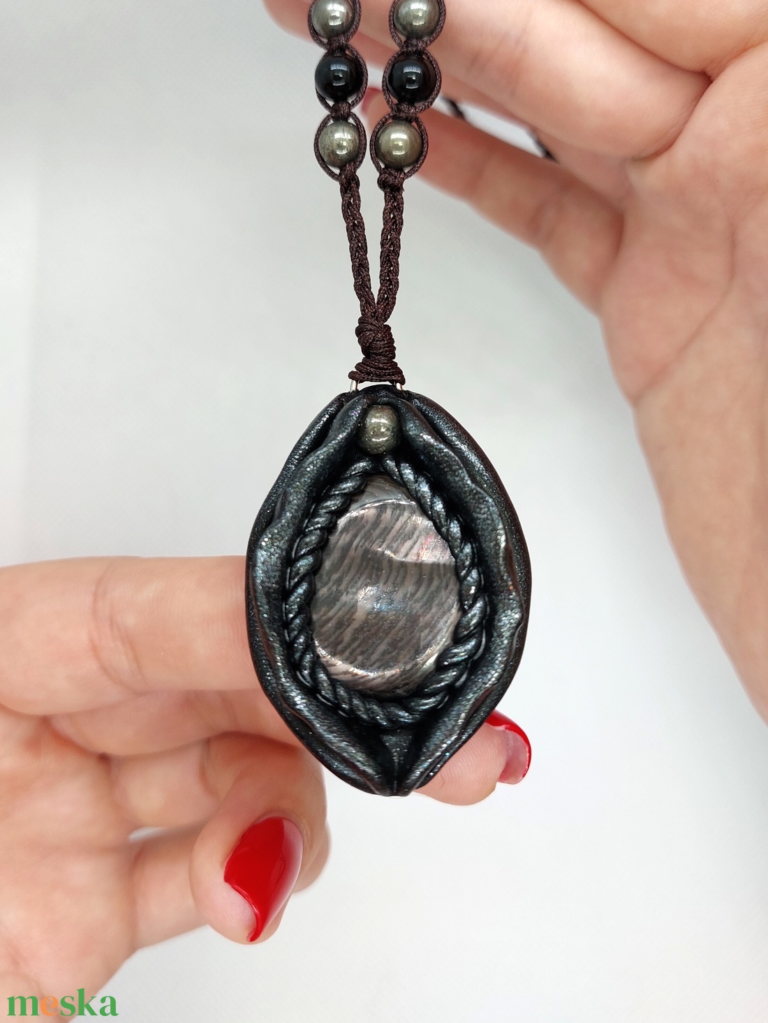 Yoni amulett hiperszténnel és pirittel - ékszer - nyaklánc - medálos nyaklánc - Meska.hu Yoni amulett hiperszténnel és pirittel - ékszer - nyaklánc - medálos nyaklánc - Meska.hu