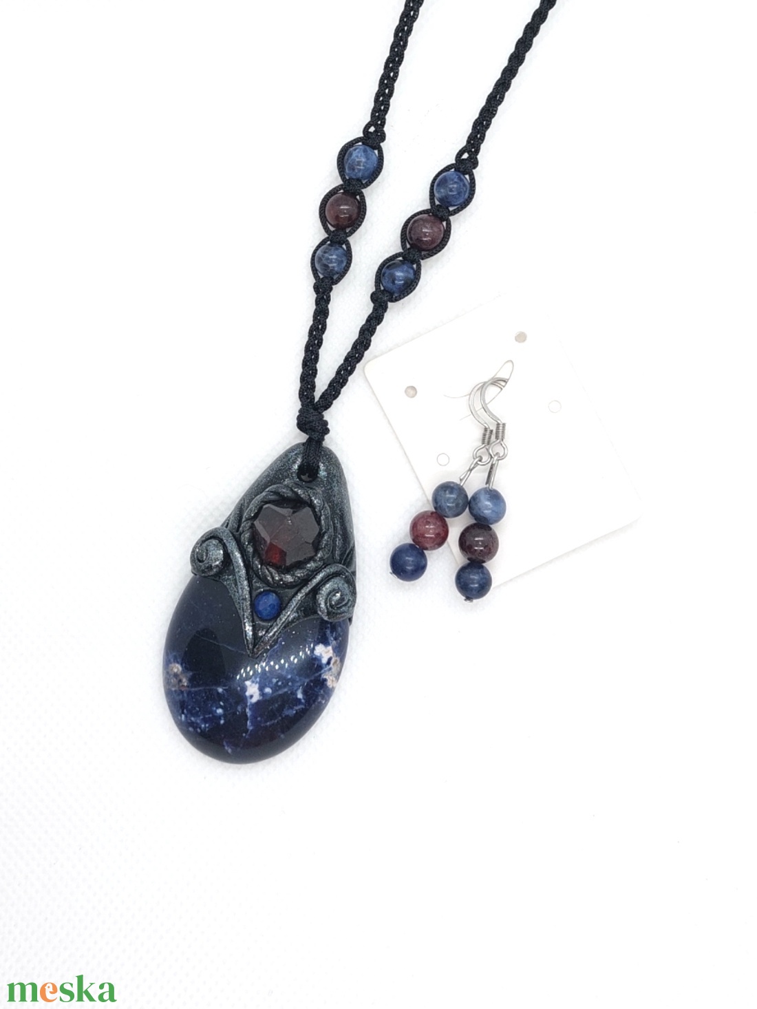 Éjistennő amulett szodalittal és gránáttal - ékszer - nyaklánc - medálos nyaklánc - Meska.hu Éjistennő amulett szodalittal és gránáttal - ékszer - nyaklánc - medálos nyaklánc - Meska.hu