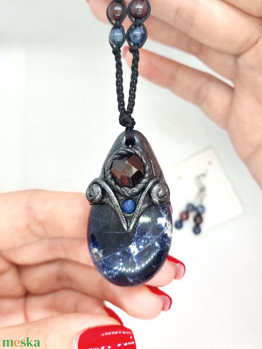 Éjistennő amulett szodalittal és gránáttal - ékszer - nyaklánc - medálos nyaklánc - Meska.hu Éjistennő amulett szodalittal és gránáttal - ékszer - nyaklánc - medálos nyaklánc - Meska.hu