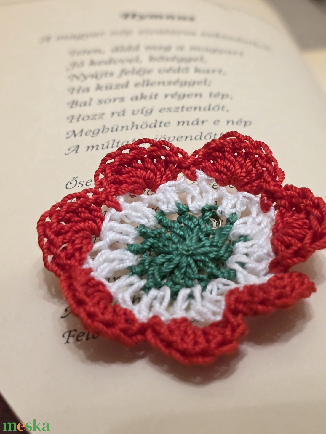 Horgolt Virág Kokárda - Kézműves Nemzeti Színű Kitűző és Bross - ékszer - kitűző és bross - Meska.hu