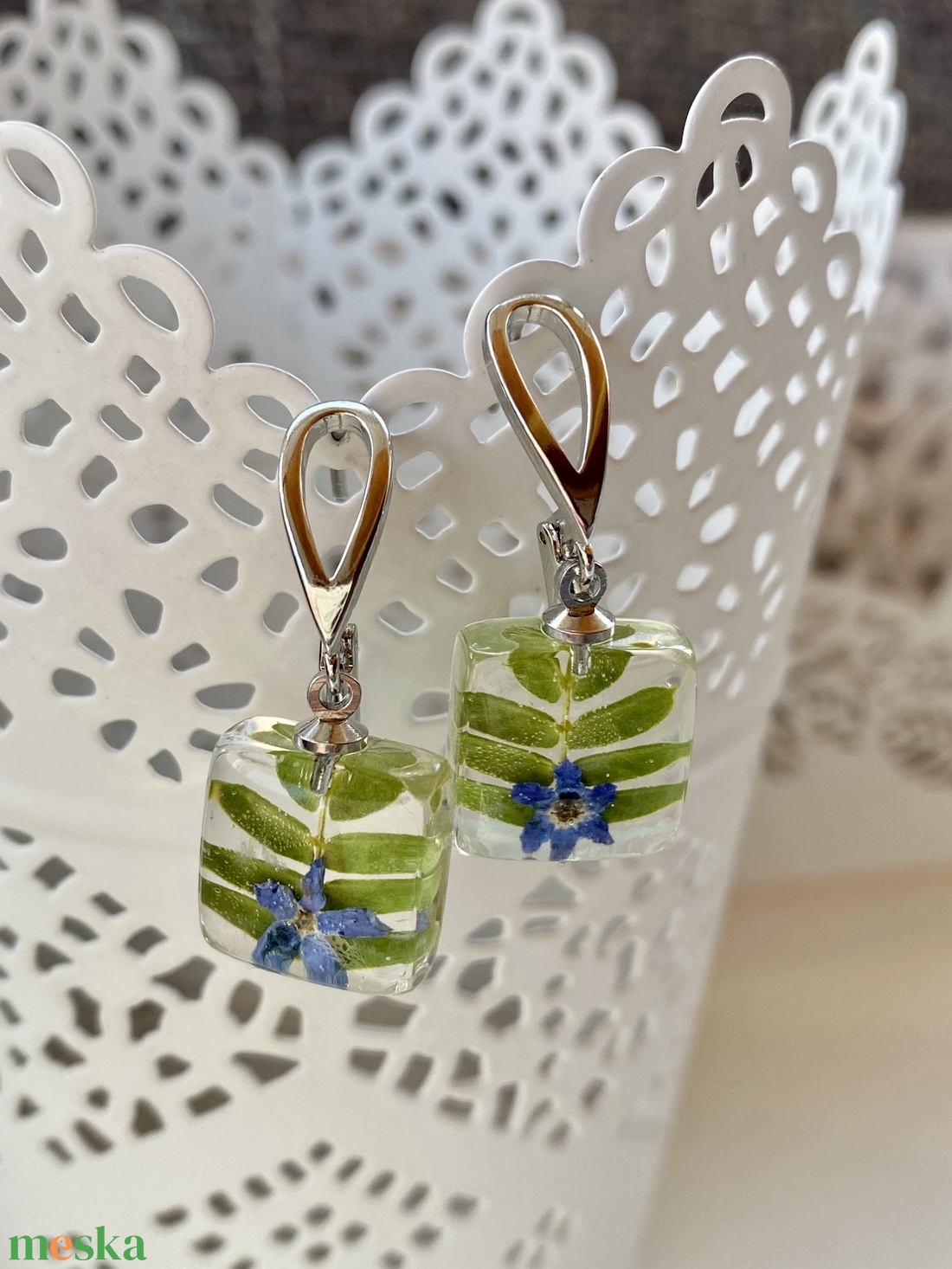 Selyemakác levél,nefelejccsel-négyzet műgyanta,ezüst fülbevaló - ékszer - fülbevaló - lógó fülbevaló - Meska.hu