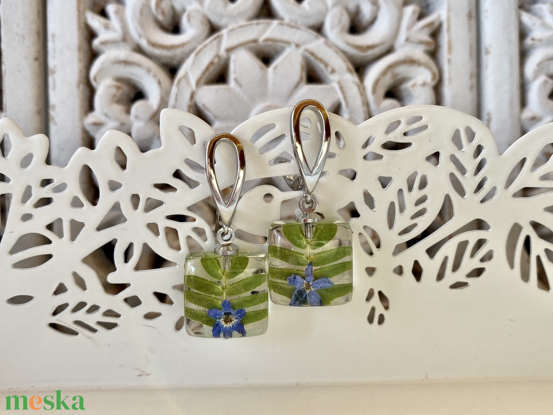 Selyemakác levél,nefelejccsel-négyzet műgyanta,ezüst fülbevaló - ékszer - fülbevaló - lógó fülbevaló - Meska.hu