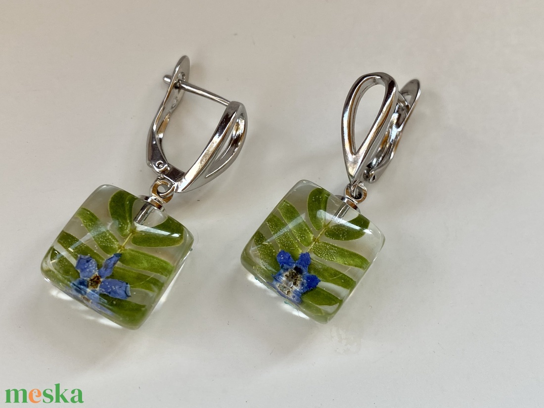 Selyemakác levél,nefelejccsel-négyzet műgyanta,ezüst fülbevaló - ékszer - fülbevaló - lógó fülbevaló - Meska.hu
