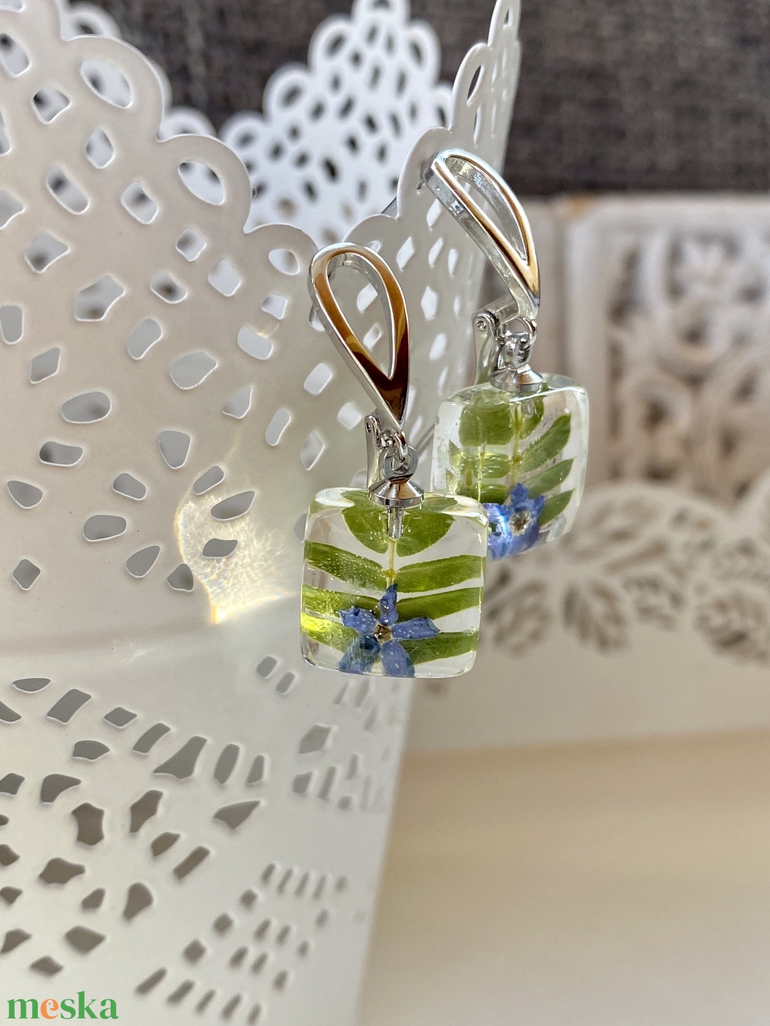 Selyemakác levél,nefelejccsel-négyzet műgyanta,ezüst fülbevaló - ékszer - fülbevaló - lógó fülbevaló - Meska.hu