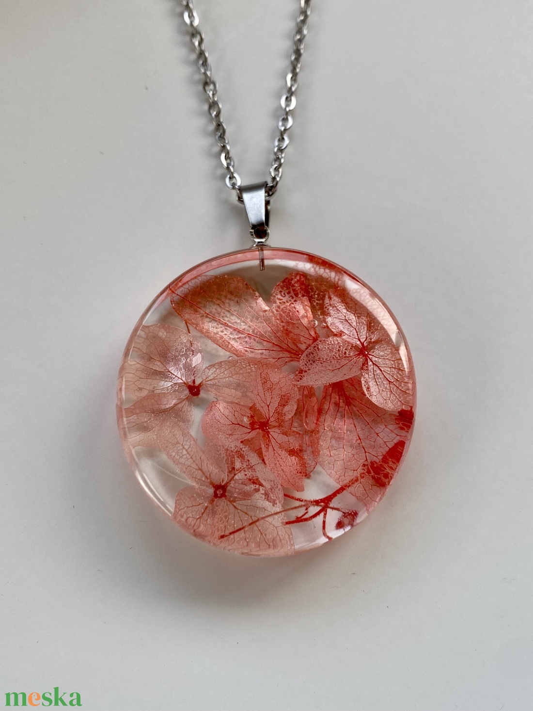 Rózsaszín mini hortenzik-kerek műgyanta medál - ékszer - nyaklánc - medálos nyaklánc - Meska.hu