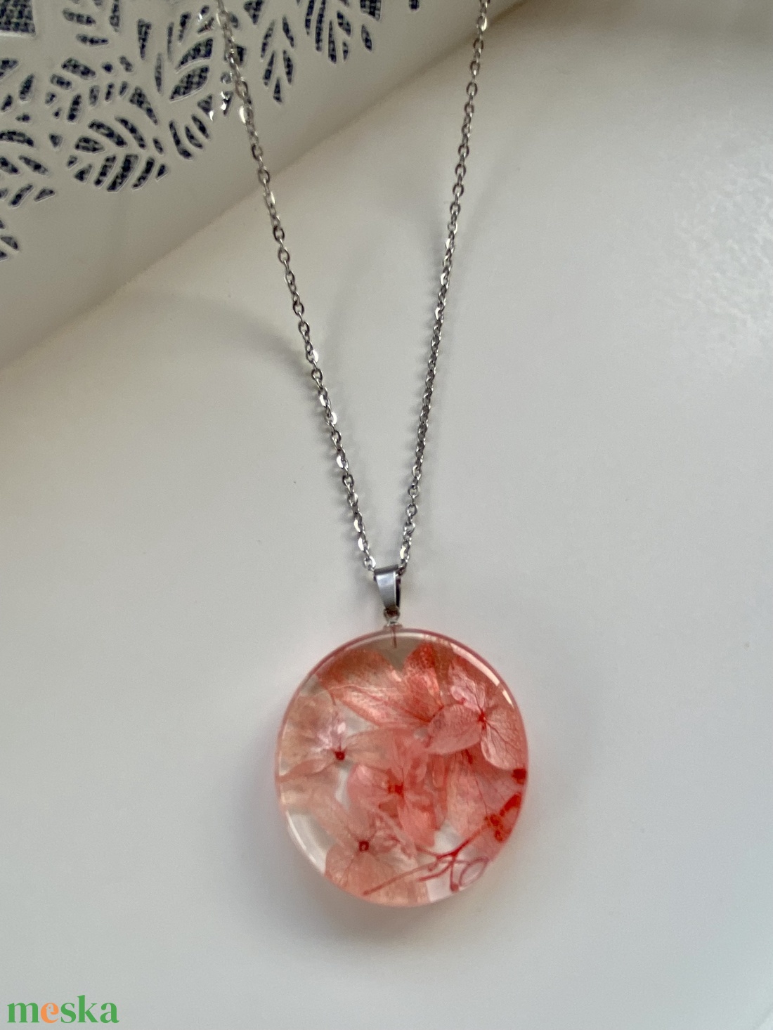 Rózsaszín mini hortenzik-kerek műgyanta medál - ékszer - nyaklánc - medálos nyaklánc - Meska.hu