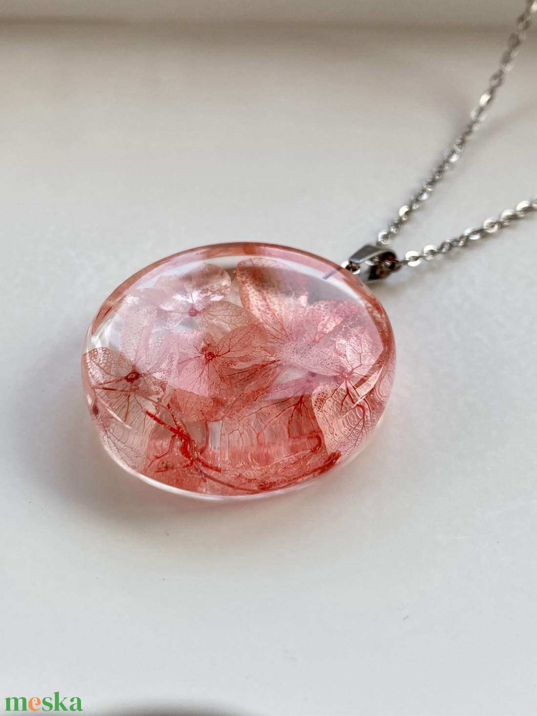 Rózsaszín mini hortenzik-kerek műgyanta medál - ékszer - nyaklánc - medálos nyaklánc - Meska.hu