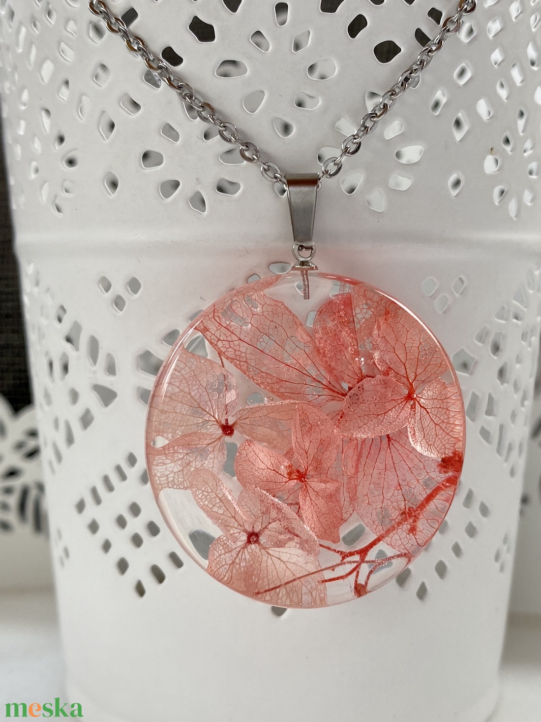 Rózsaszín mini hortenzik-kerek műgyanta medál - ékszer - nyaklánc - medálos nyaklánc - Meska.hu