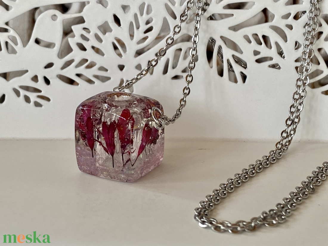Aromaterápiás virágos kocka medál-pink tűzeső virággal - ékszer - nyaklánc - medálos nyaklánc - Meska.hu Aromaterápiás virágos kocka medál-pink tűzeső virággal - ékszer - nyaklánc - medálos nyaklánc - Meska.hu