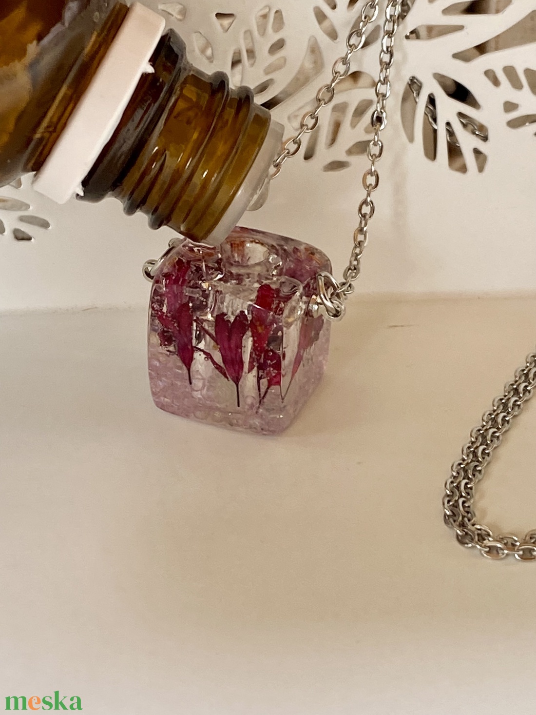 Aromaterápiás virágos kocka medál-pink tűzeső virággal - ékszer - nyaklánc - medálos nyaklánc - Meska.hu Aromaterápiás virágos kocka medál-pink tűzeső virággal - ékszer - nyaklánc - medálos nyaklánc - Meska.hu