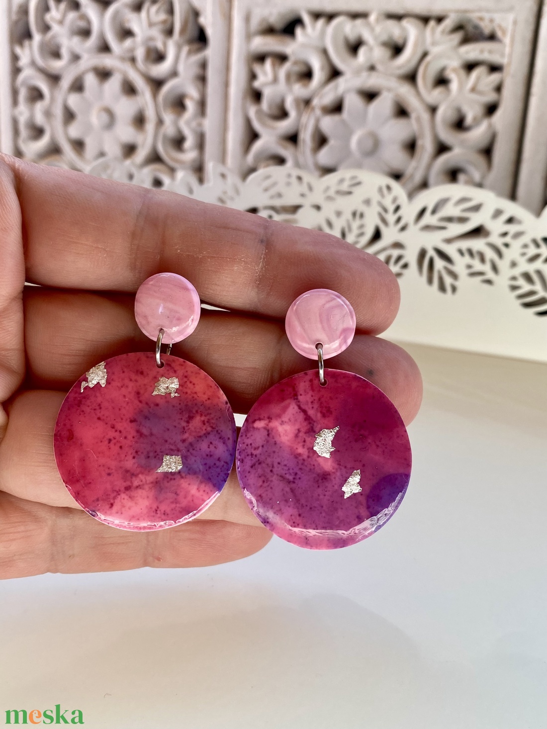 Pink-rózsaszín,ezüst pelyhes kerek fülbevaló - ékszer - fülbevaló - lógós kerek fülbevaló - Meska.hu