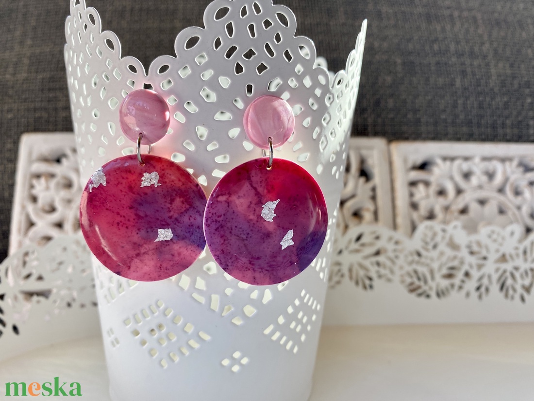 Pink-rózsaszín,ezüst pelyhes kerek fülbevaló - ékszer - fülbevaló - lógós kerek fülbevaló - Meska.hu