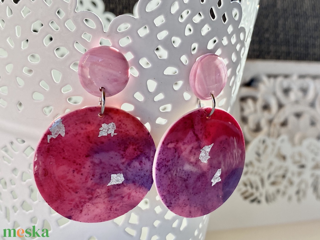 Pink-rózsaszín,ezüst pelyhes kerek fülbevaló - ékszer - fülbevaló - lógós kerek fülbevaló - Meska.hu