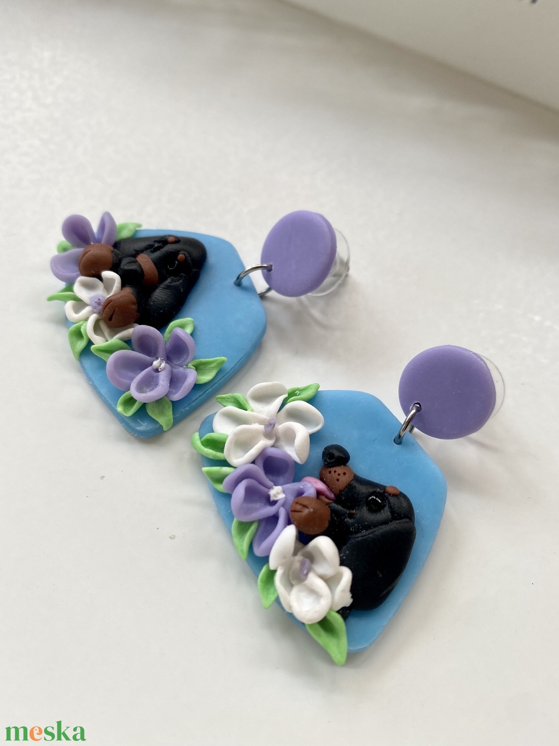 Tacsik fehér-lila virágokkal-fimo gyurma fülbevaló - ékszer - fülbevaló - lógó fülbevaló - Meska.hu