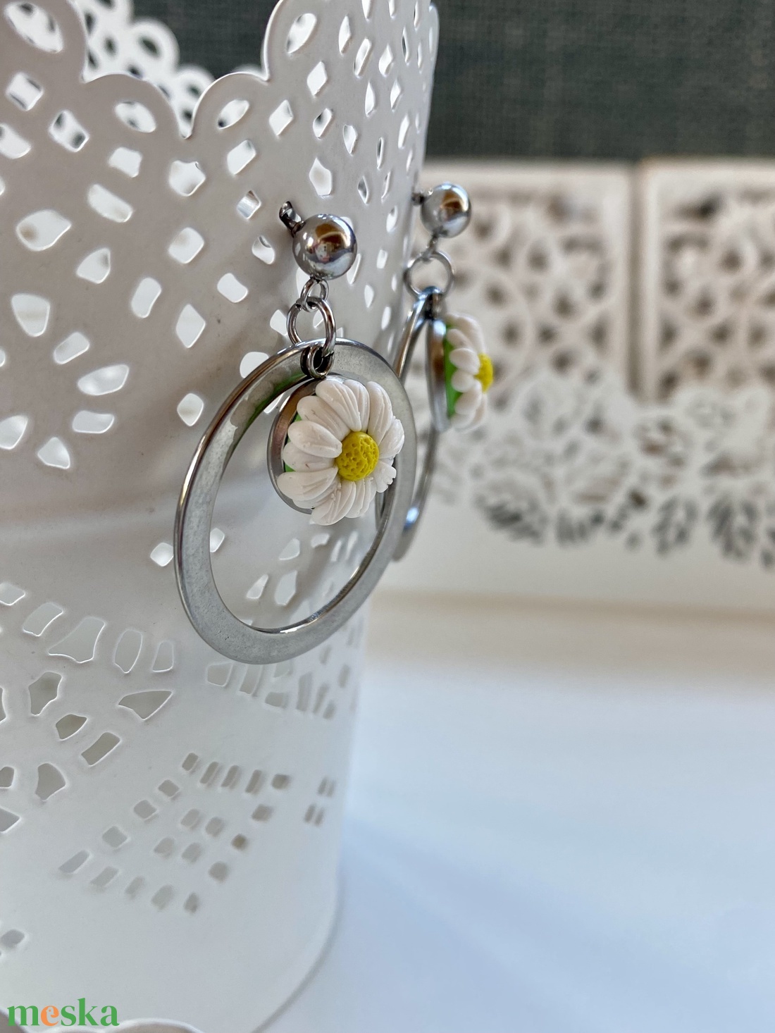 Százszorszép virágos nemesacél fülbevaló 1. - ékszer - fülbevaló - lógó fülbevaló - Meska.hu