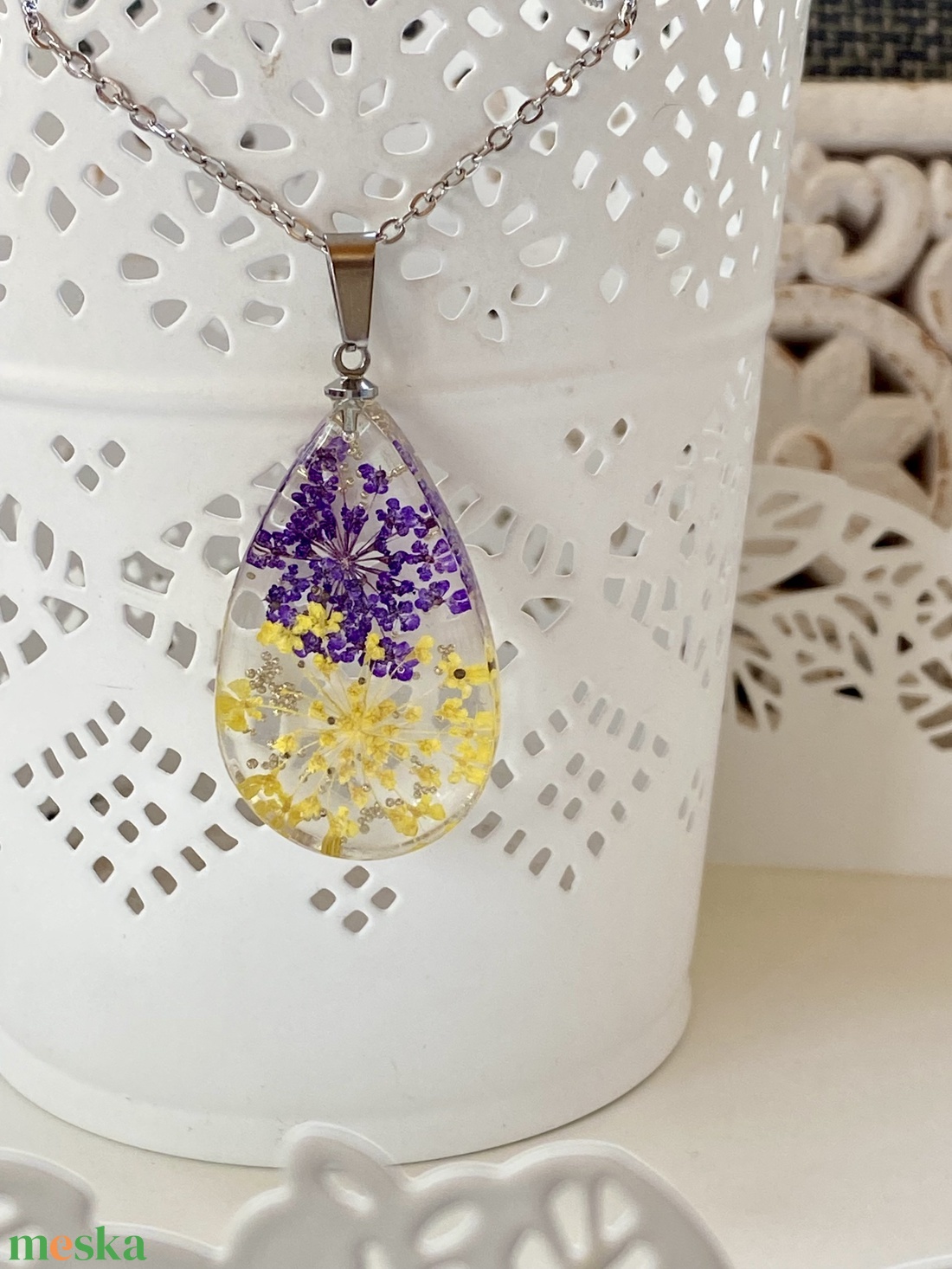 Lila és sárga vadmurok virágok-csepp műgyanta medál - ékszer - nyaklánc - medálos nyaklánc - Meska.hu