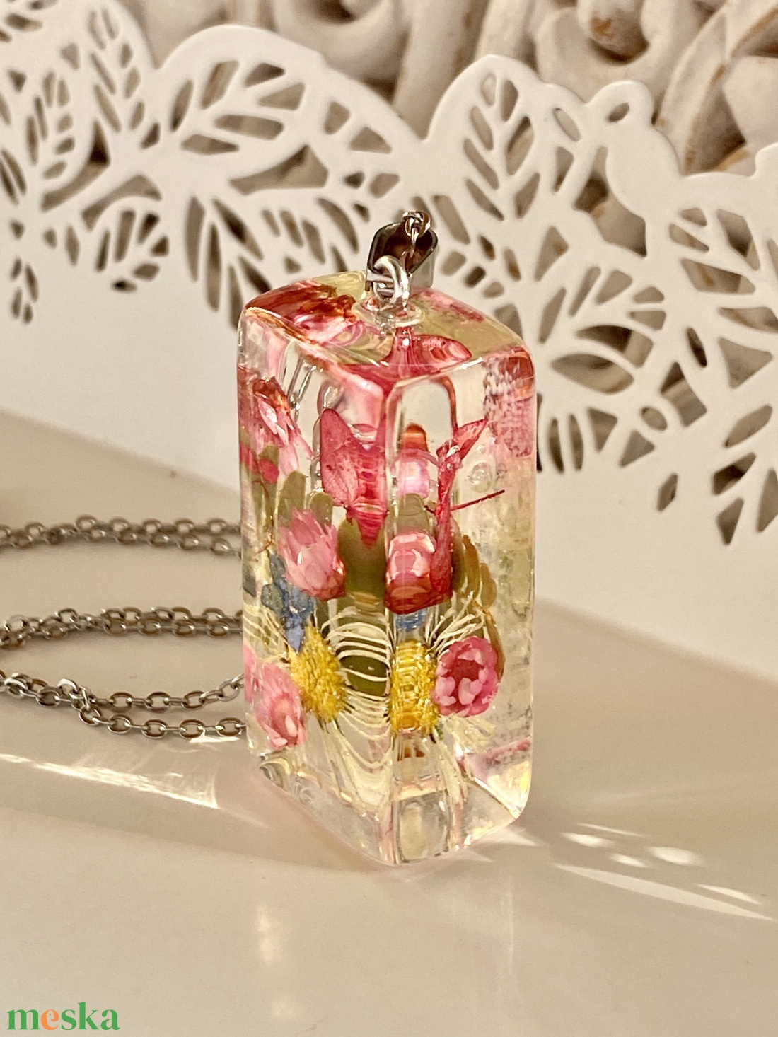 Pink glixia,százszorszép-műgyanta hasáb medál - ékszer - nyaklánc - medálos nyaklánc - Meska.hu