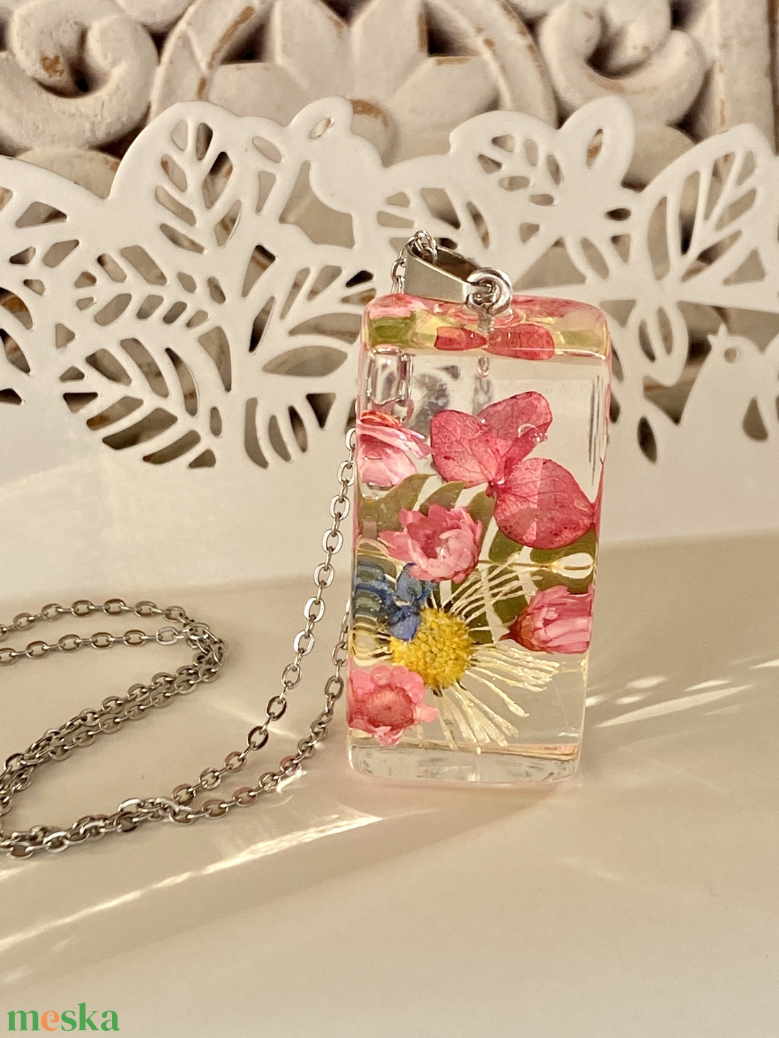 Pink glixia,százszorszép-műgyanta hasáb medál - ékszer - nyaklánc - medálos nyaklánc - Meska.hu