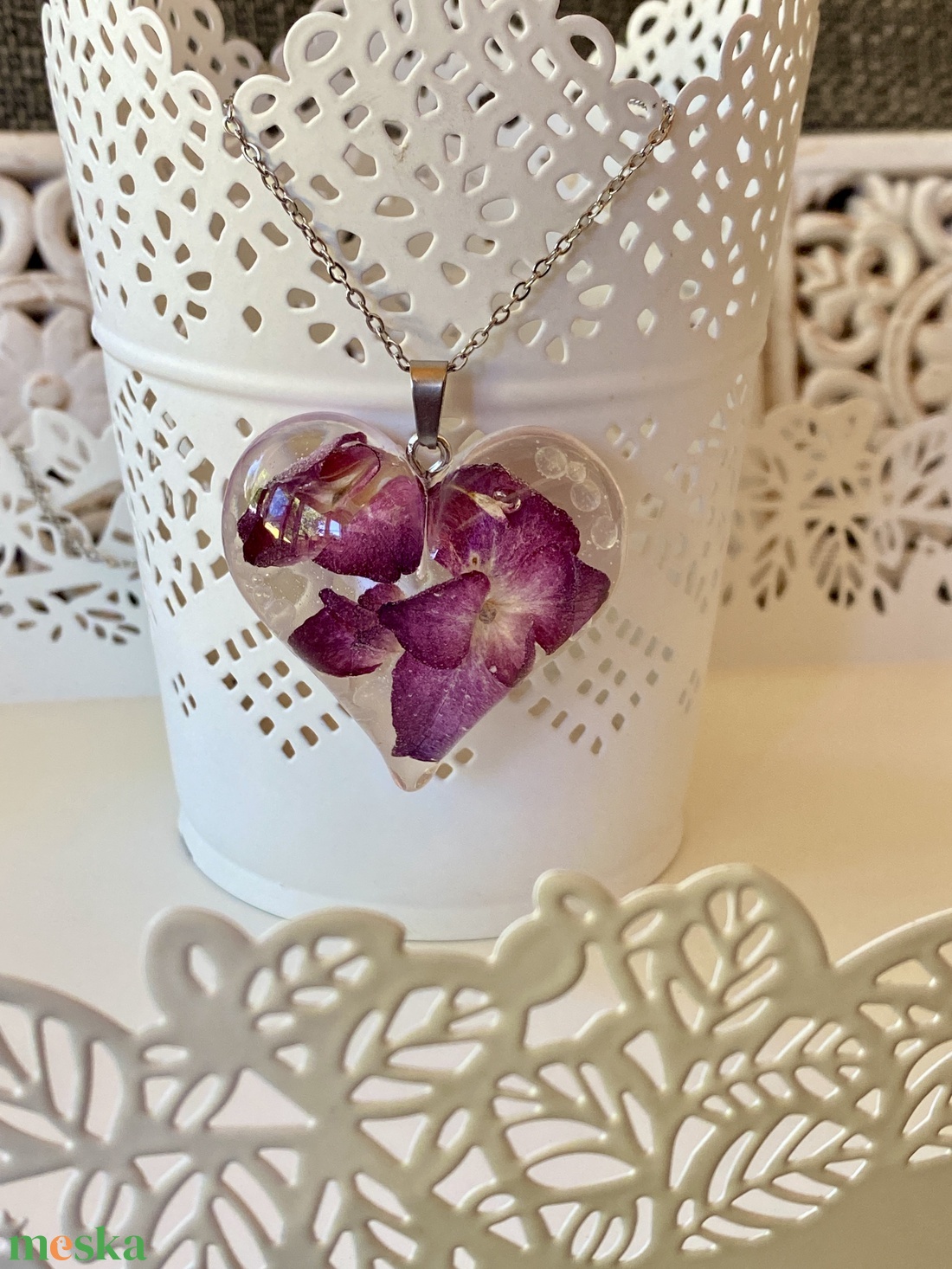 Lilás pink mini hortenzia-szív műgyanta medál - ékszer - nyaklánc - medálos nyaklánc - Meska.hu Lilás pink mini hortenzia-szív műgyanta medál - ékszer - nyaklánc - medálos nyaklánc - Meska.hu