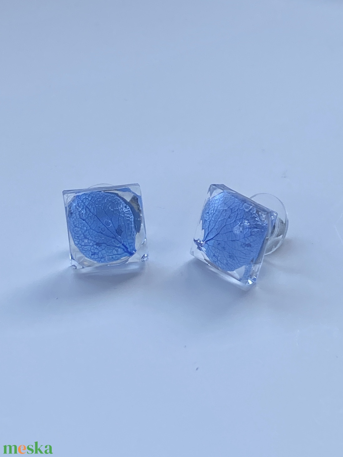 Kék mini hortenzia ,epoxi gyanta beszúrós fülbevaló - ékszer - fülbevaló - pötty fülbevaló - Meska.hu