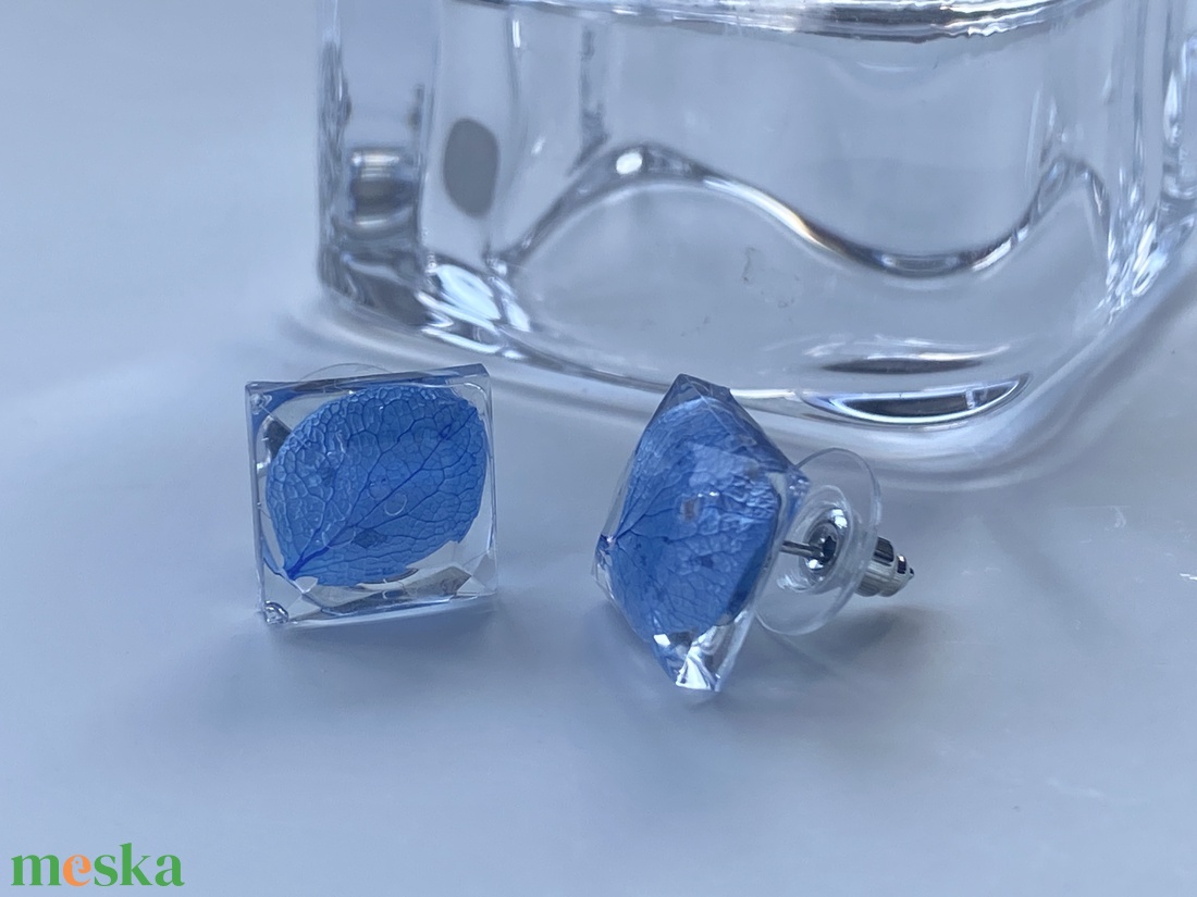 Kék mini hortenzia ,epoxi gyanta beszúrós fülbevaló - ékszer - fülbevaló - pötty fülbevaló - Meska.hu